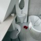 Aranżacja szarej łazienki z toaletką na poddaszu