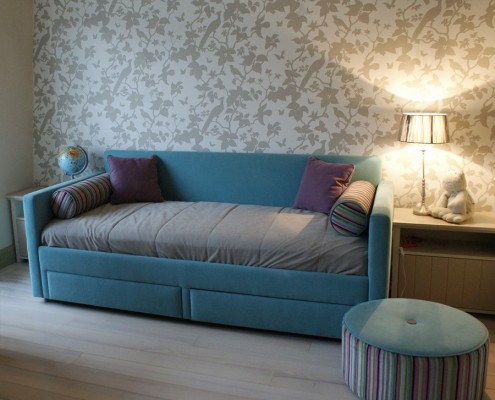 Beżowy pokój dziecięcy z kolorowym akcentem Lush Design