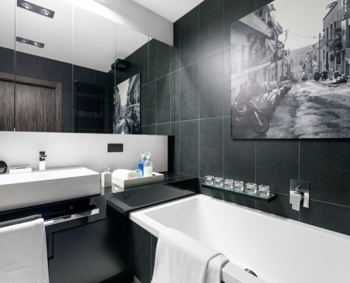 Czarno-biała łazienka z wanną w nowoczesnym stylu
