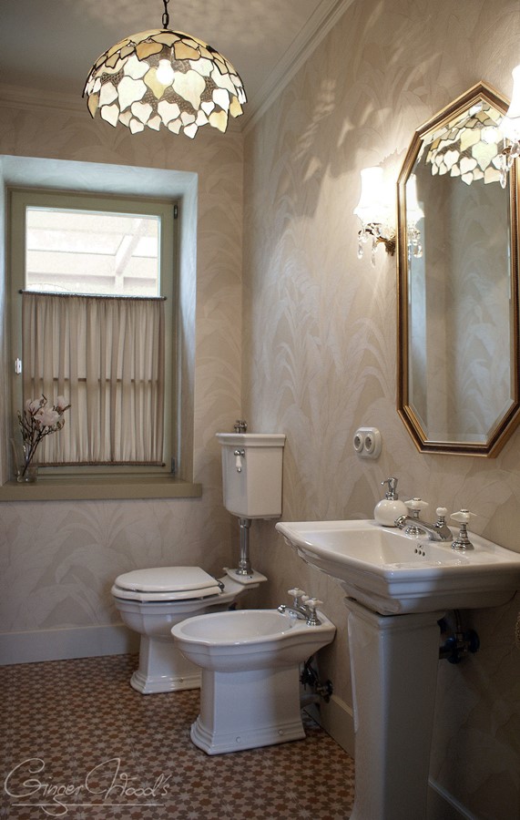 Elegancka toaleta w klasycznym stylu