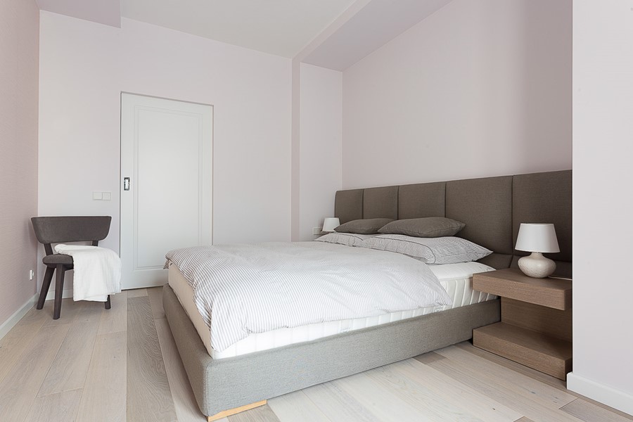 Minimalistyczna sypialnia w jasnych barwach