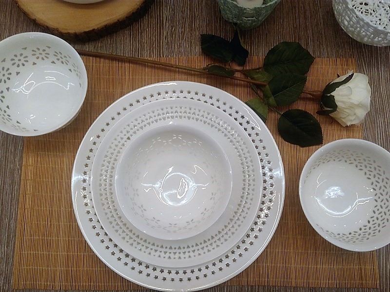 Modne nakrycie stołu z białą porcelaną