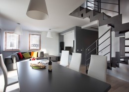 Nowoczesny salon z jadalnią w bieli i szarościach