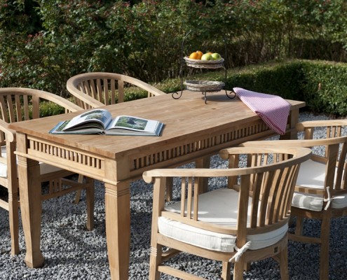 Drewniany stół w ogrodzie