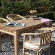 Drewniany stół w ogrodzie