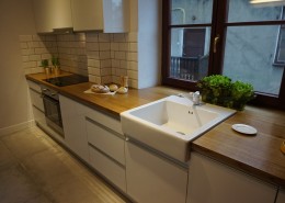 Aranżacja małej kuchni w eklektycznym stylu cegła i beton architektowniczny