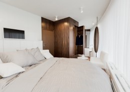 Biało-brązowa sypialnia w nowoczesnym stylu