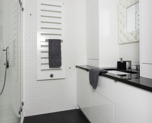 Biała łazienka na wysoki połysk w nowoczesnym stylu