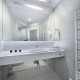 Biała łazienka z natryskiem w nowoczesnym stylu