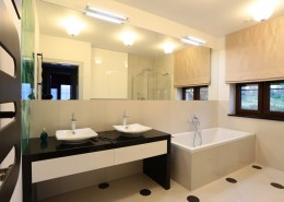 Biała łazienka z prysznicem i wanną w nowoczesnym stylu