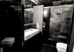 Nowoczesna łazienka wykończona kamiennymi płytkami w czerni