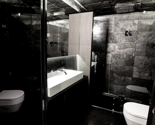 Nowoczesna łazienka wykończona kamiennymi płytkami w czerni