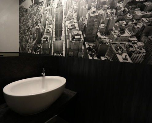 Czarno-biała toaleta z monochromatyczną grafiką w nowoczesnym stylu