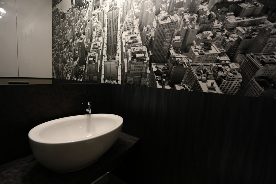 Czarno-biała toaleta z monochromatyczną grafiką