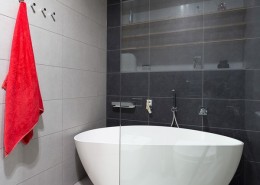 Nowoczesna czarno-szara łazienka z wanną i prysznicem