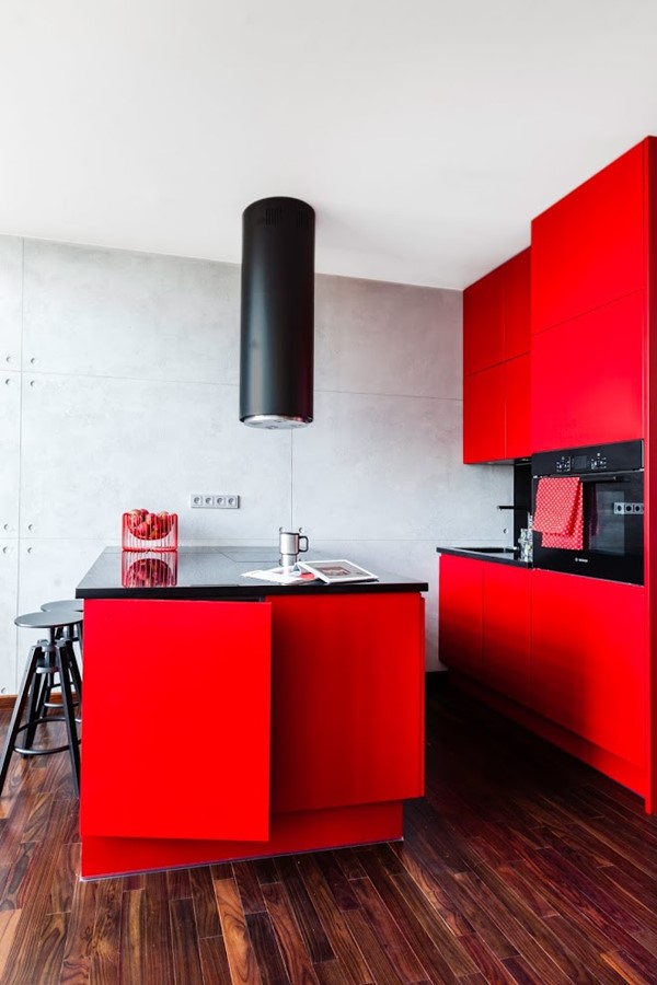 Czerwone meble kuchenne w salonie