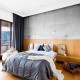 Drewno i beton architektoniczny w sypialni styl nowoczesny