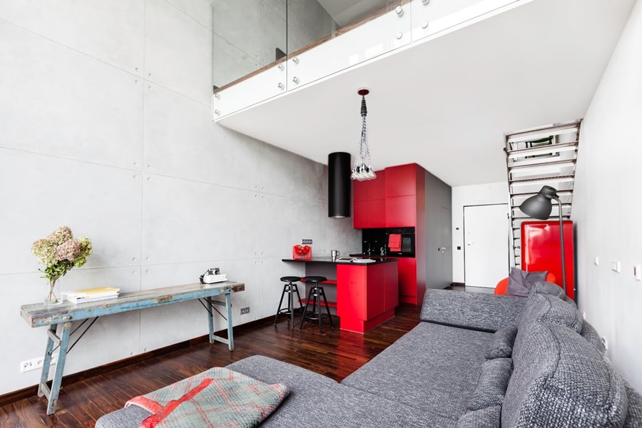 Jasny nowoczesny loft z czerwonym akcentem
