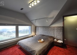 Nowoczesna sypialnia w czerwieni i szarościach styl nowoczesny