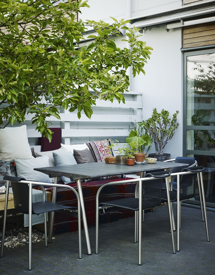 Nowoczesny taras ze stołem jadalnianym nowoczesne meble ogrodowe