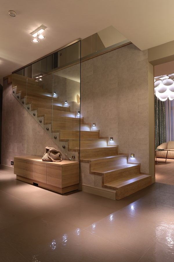 Podświetlane schody z drewna w nowoczesnym stylu