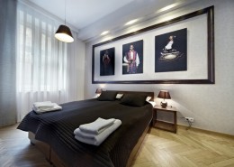 Przestronna sypialnia w kolorach ziemi w nowoczesnym stylu