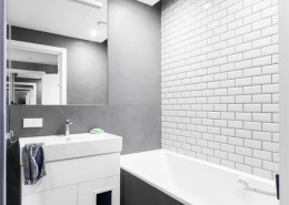 Nowoczesna szaro-biała łazienka w mieszkaniu