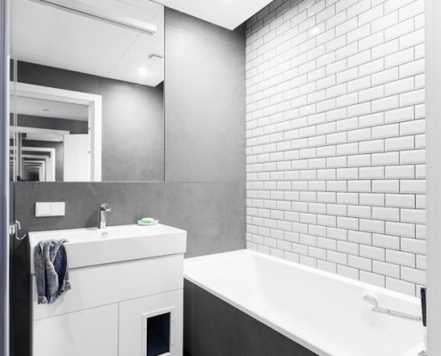 Nowoczesna szaro-biała łazienka w mieszkaniu