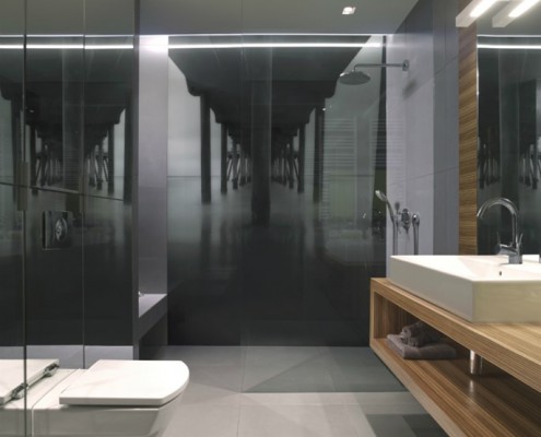 Aranżacja szarej łazienki z przestronnym prysznicem i frafiką na ścianie