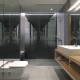 Aranżacja szarej łazienki z przestronnym prysznicem i frafiką na ścianie