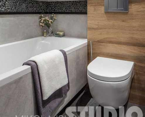 Brązowo-szara łazienka z wanną w nowoczesnym stylu
