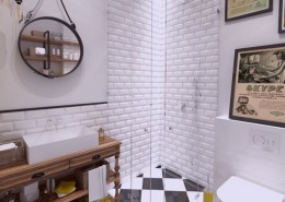 Eklektyczna łazienka z prysznicem w mieszkaniu