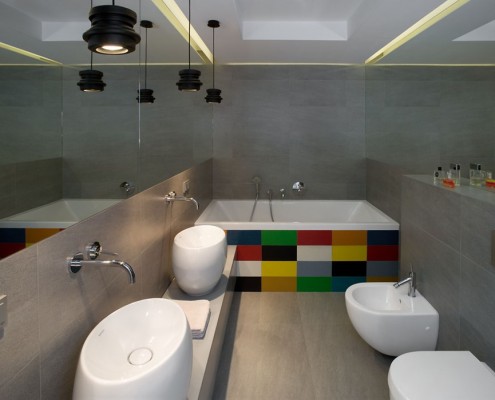 Kolorowy akcent w szarej łazience styl nowoczesny