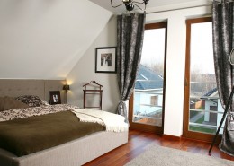 Przytulna sypialnia na poddaszu w klasycznym stylu