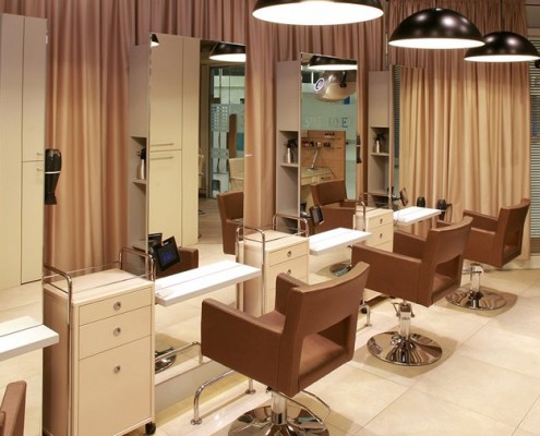 Aranżacja salonu fryzjerskiego w beżach styl nowoczesny
