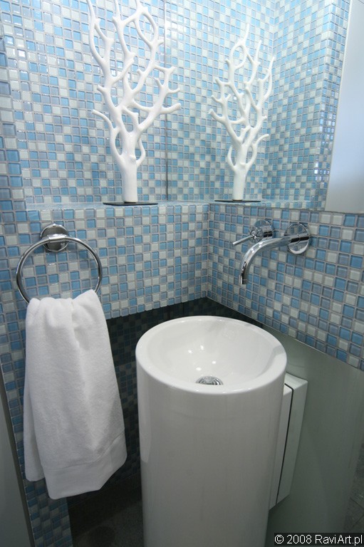 Błękitna mozaika w łazience styl nowoczesny