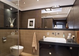 Karmelowa łazienka z prysznicem styl nowoczesny