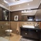 Karmelowa łazienka z prysznicem styl nowoczesny