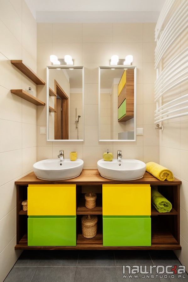 Kolorowa łazienka dla dwojga w nowoczesnym stylu