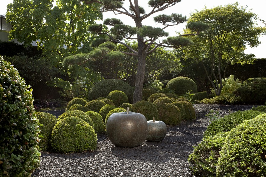 Rzeźba jabłko z brązu - wymarzony ogród meble i dekoracje ogrodowe