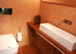Toaleta z pomarańczową mozaiką styl nowoczesny