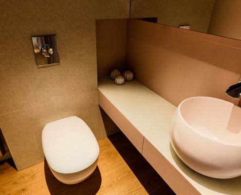 Wystrój małej toalety styl nowoczesny