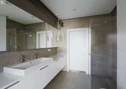 Biało-szara łazienka w nowoczesnym stylu Madama