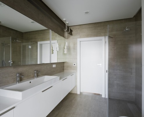 Biało-szara łazienka w nowoczesnym stylu Madama