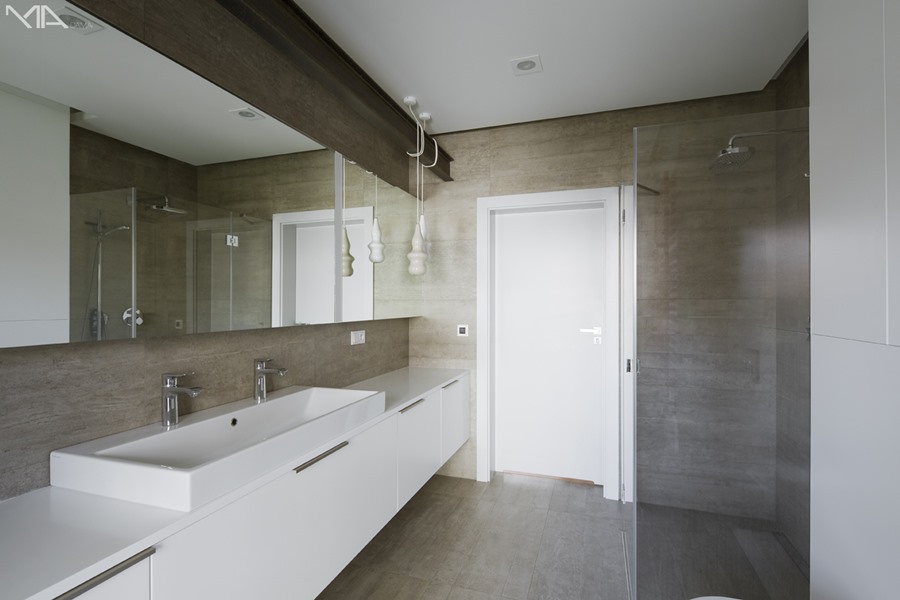 Biało-szara łazienka w nowoczesnym stylu