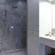Jasna łazienka z prysznicem stylowa łazienka