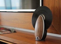 Nowoczesny gramofon TOC Roy Harpaz