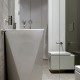 Popielata toaleta z geometryczną umywalką Aranzacja Madama