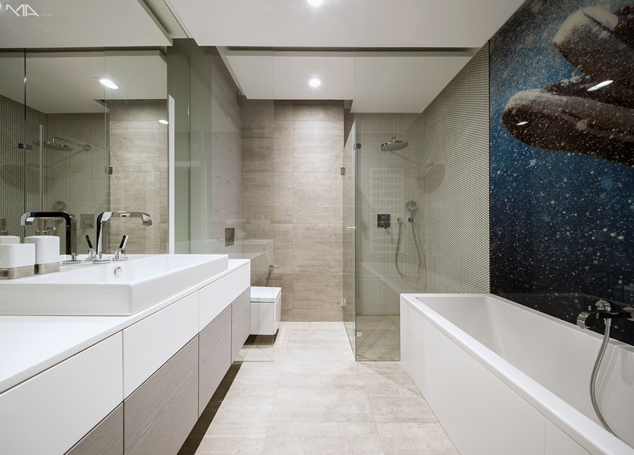 Wystrój nowoczesnej łazienki z wanną i prysznicem