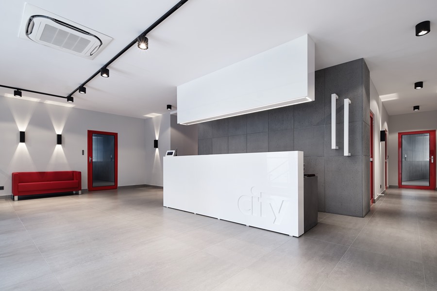 Beton architektoniczny w minimalistycznym biurowcu